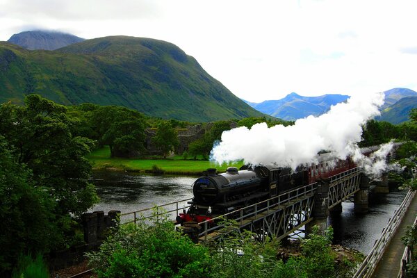 El expreso de Hogwarts en el puente sobre el río