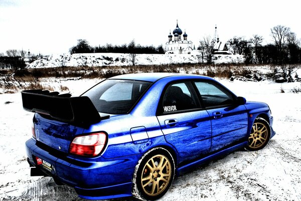 La Subaru blu si trova sullo sfondo della Cattedrale