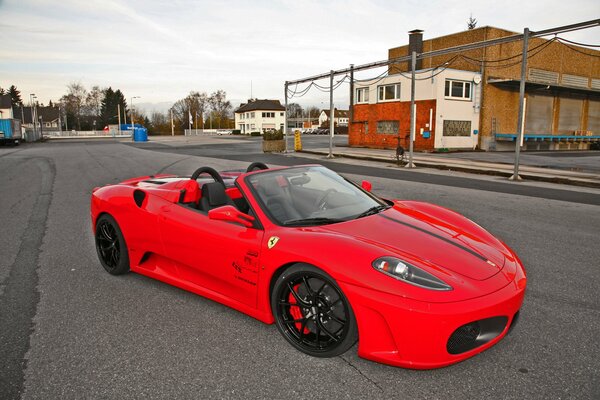Roter Ferrari ist der Traum eines Autofahrers