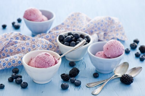 Platos de postre con helado y bayas