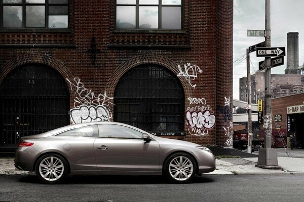 Voiture sur fond de mur avec des graffitis