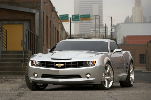 El coche de Chevrolet en el fondo de la ciudad