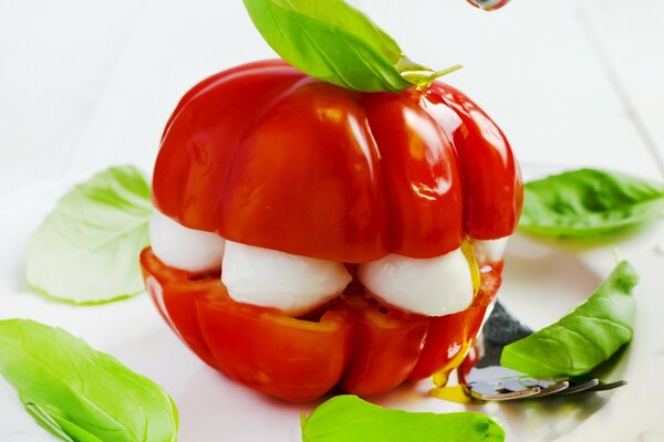 Caprese de légumes à la tomate et au basilic