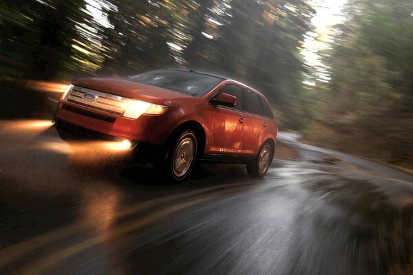 Ford ściga się z dużą prędkością na mokrej drodze