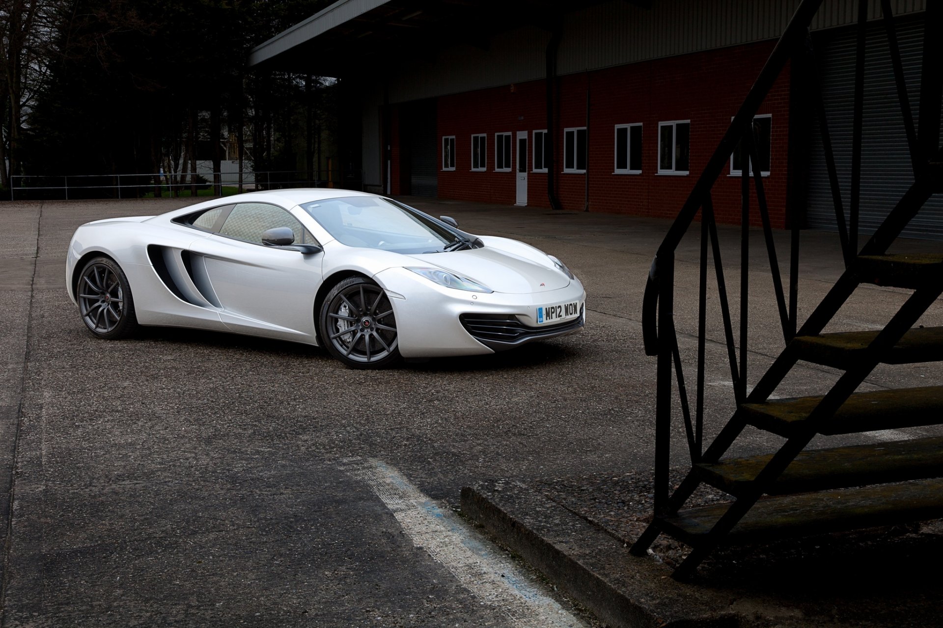 mclaren mp4-12c argent mclaren argent vue latérale jantes noires escalier bâtiment fenêtre porte