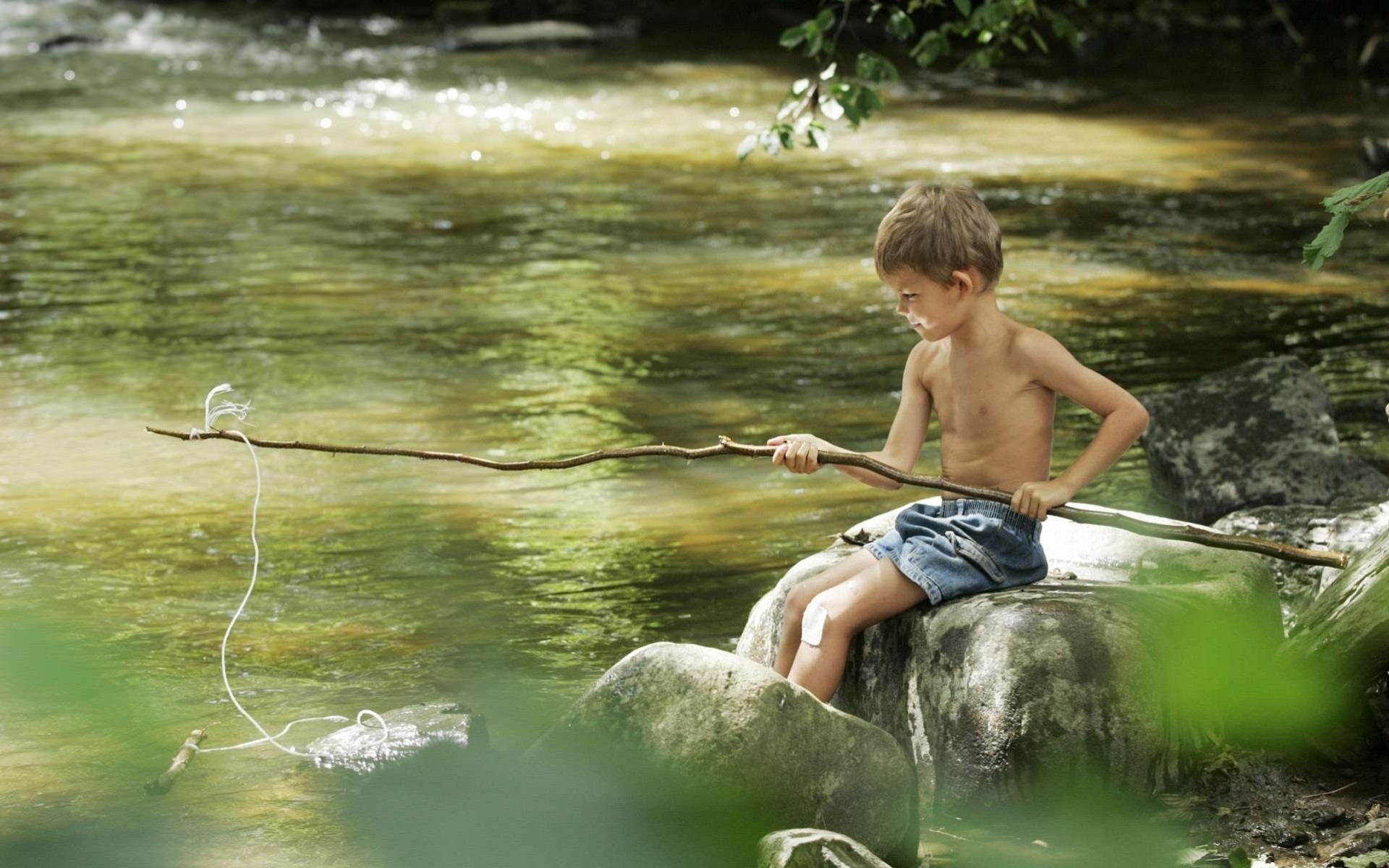 ragazzo pesca fiume bambino