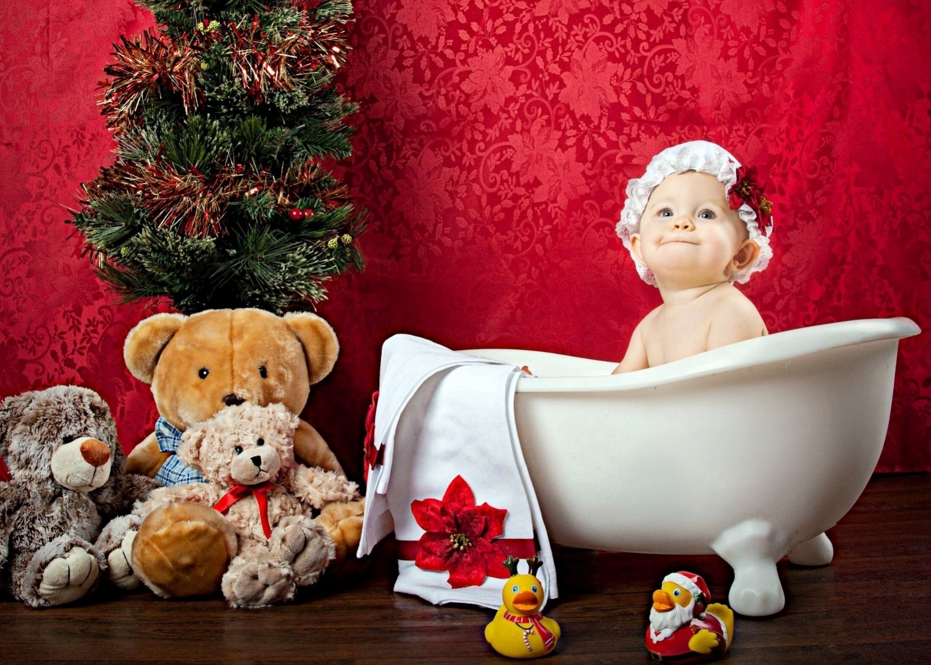 weihnachtsbaum mädchen kind teddybär badewanne spielzeug ninja uniform