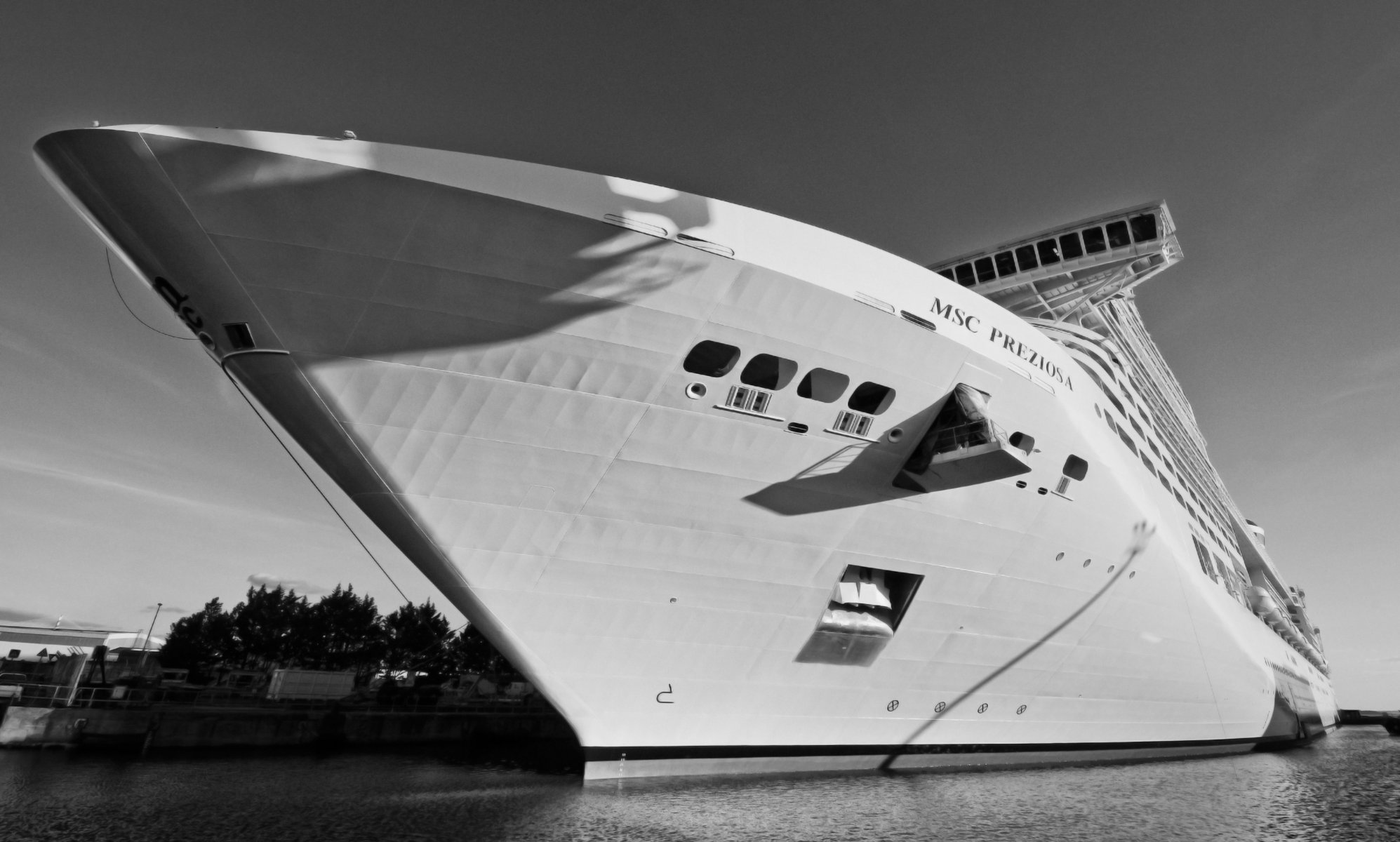 msc preziosa nave di linea serbatoio bianco naso bianco e nero scafo bori acqua