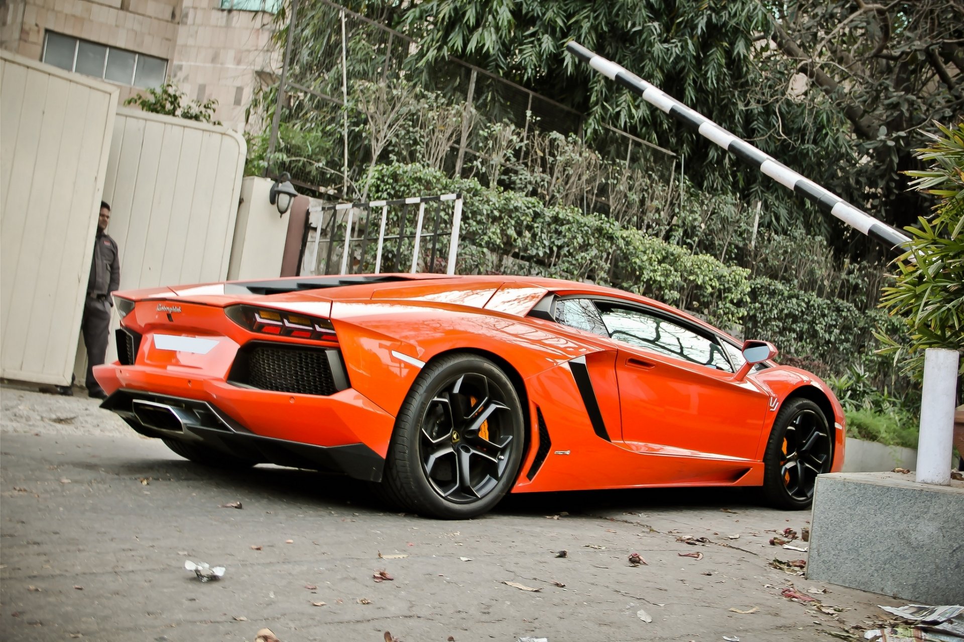 lamborghini aventador lp700-4 orange lamborghini aventador seitenansicht geländer bäume tor