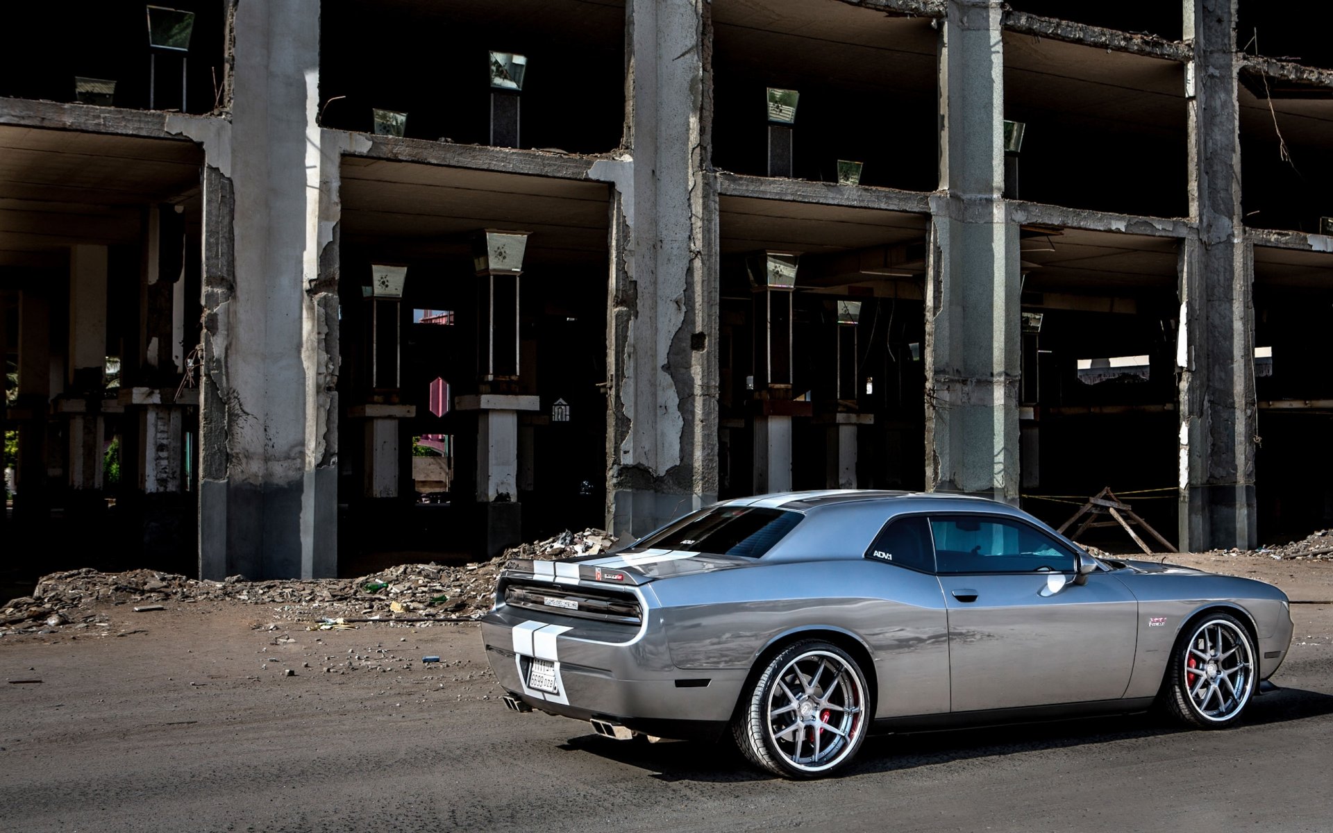 schivare challenger srt8 adv1 auto muscle car grigio vista laterale costruzione messa a punto dodge