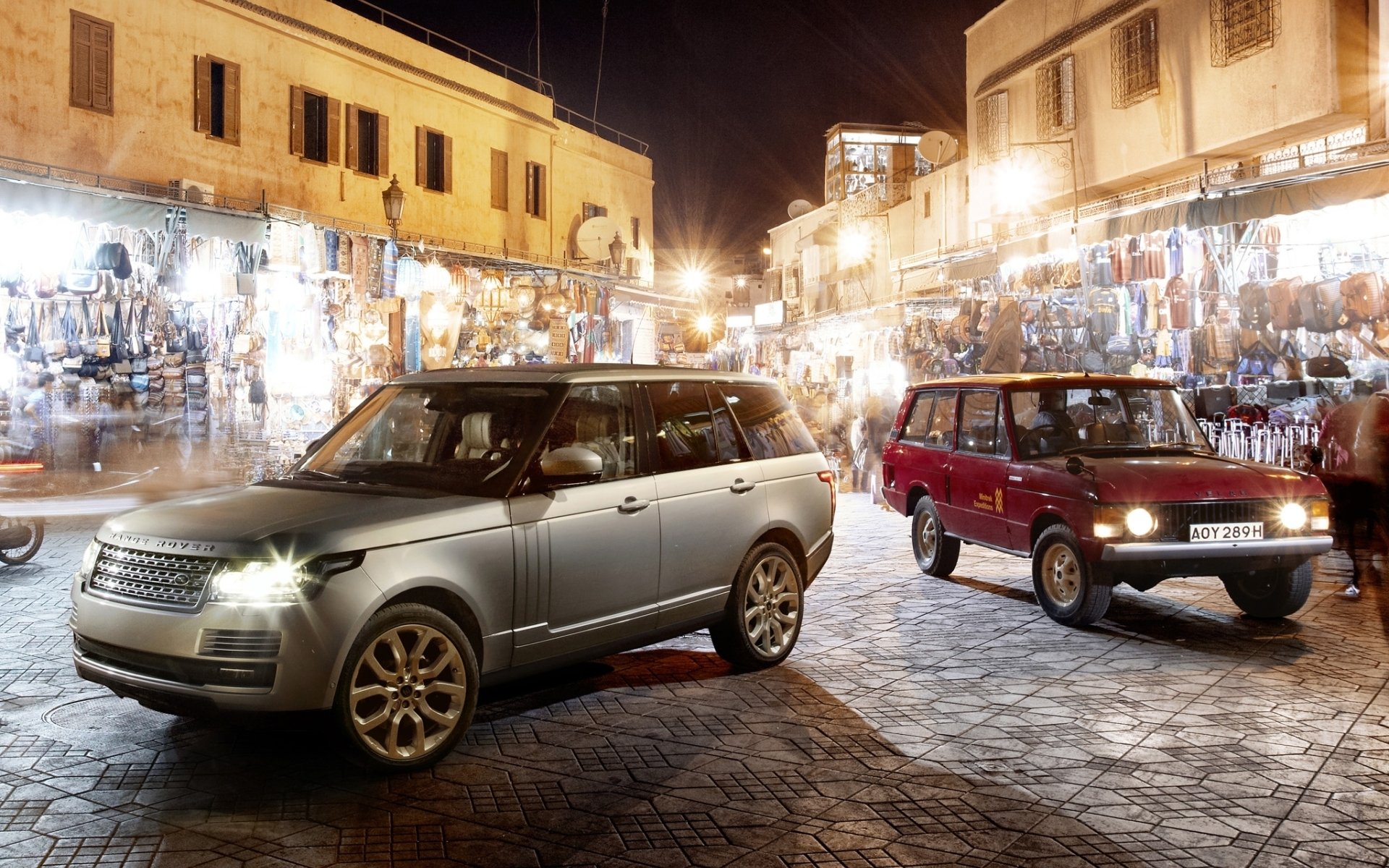 land rover range rover land rover range rover viejo y nuevo frente mercado noche fondo