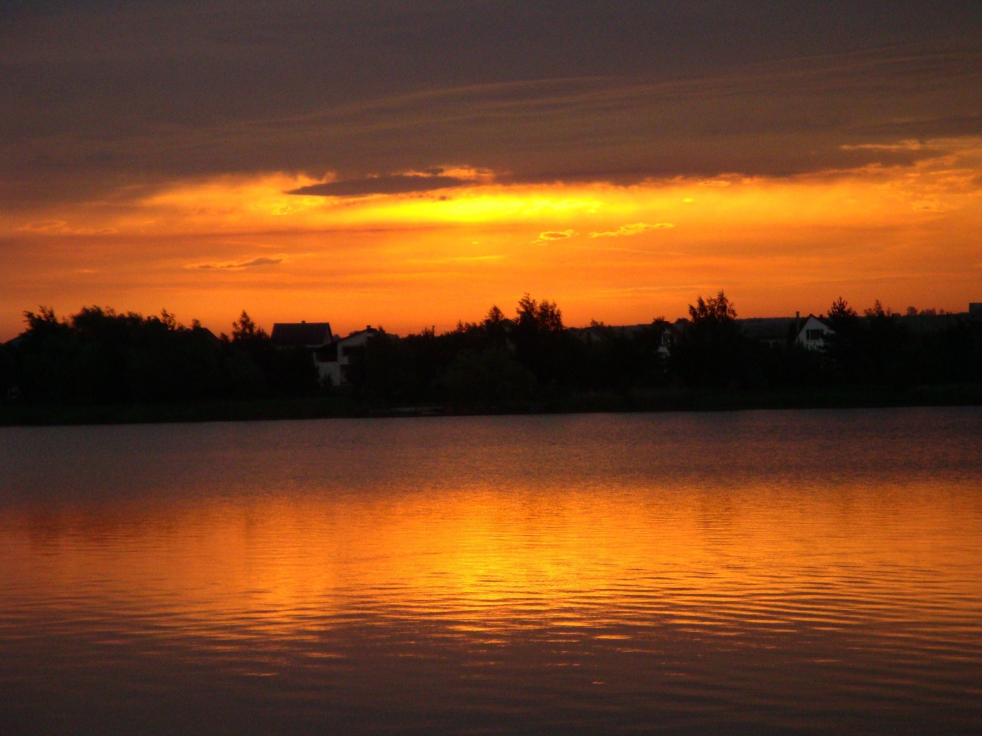 puesta de sol verano lago árboles casa nubes