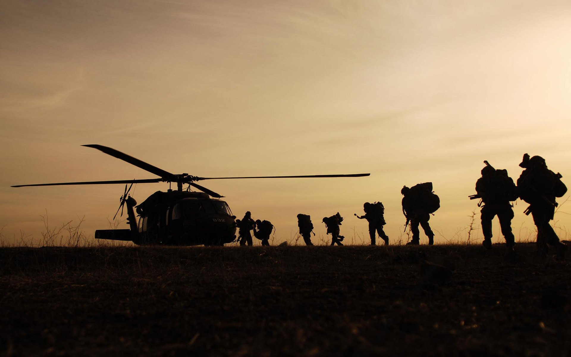 helicóptero equipo siluetas amanecer cuchillas