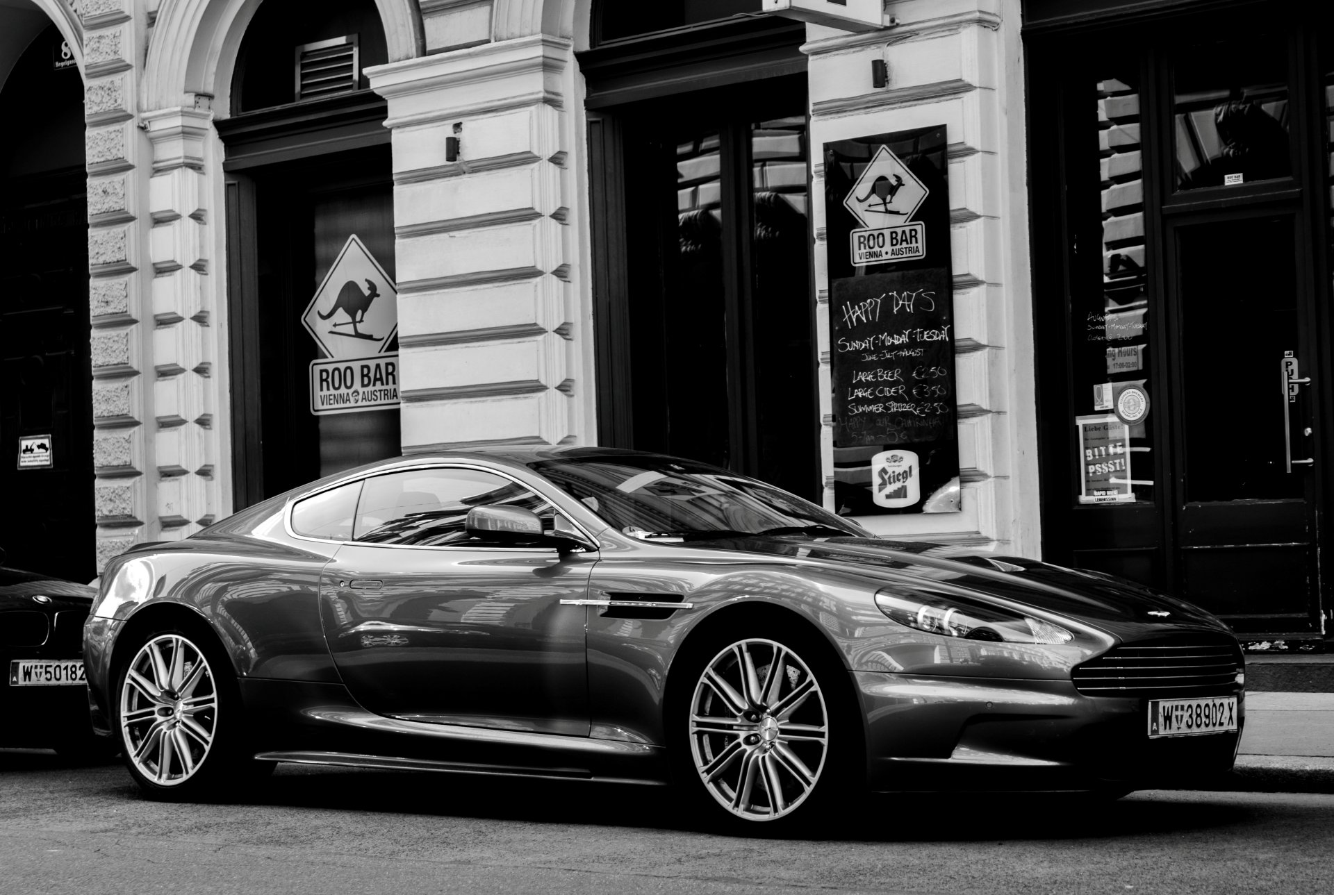 calle coche aston martin dbs biplaza coupé compañía inglesa aston martin clase gt foto blanco y negro