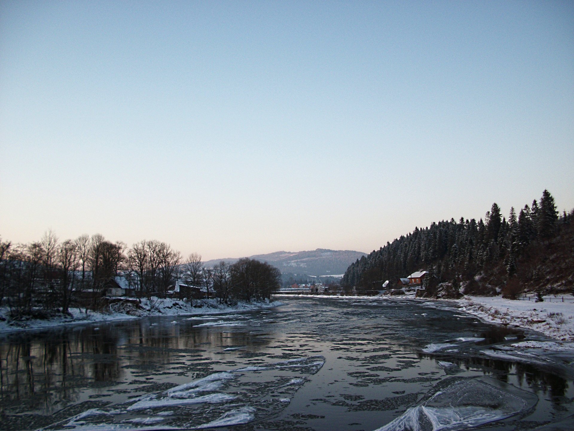 fiume neve inverno montagne foreste cielo