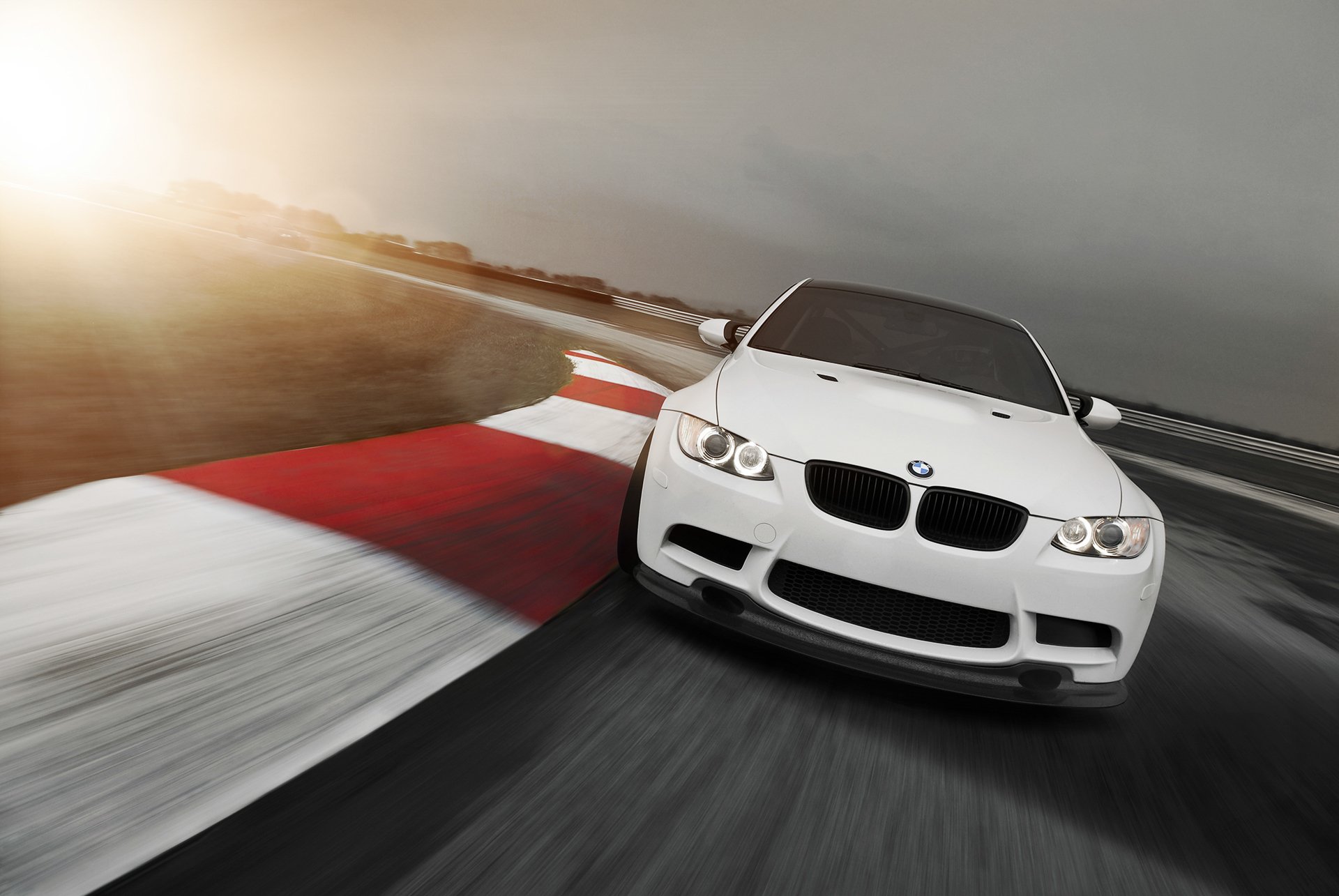 bmw seria 3 m3 e92 biały tor słońce blask