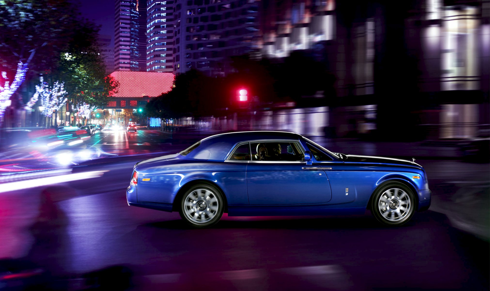 rolls-royce phantom auto coupé luxus blau stadt nacht menschen straße auto seitenansicht in bewegung