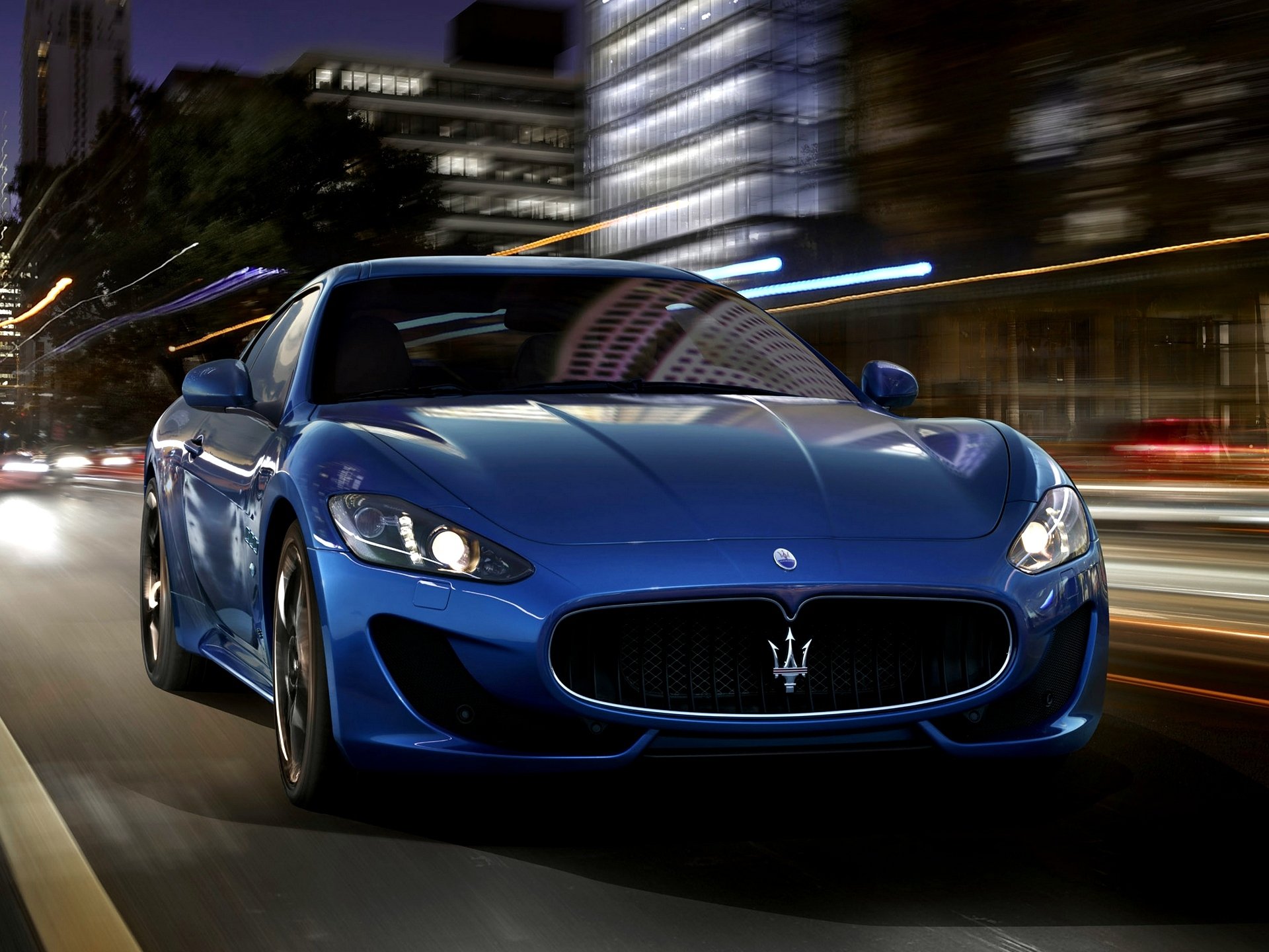 auto tapete maserati granturismo sport automobil geschwindigkeit nacht tapete auto maserati granturismo schön stadt lichter front