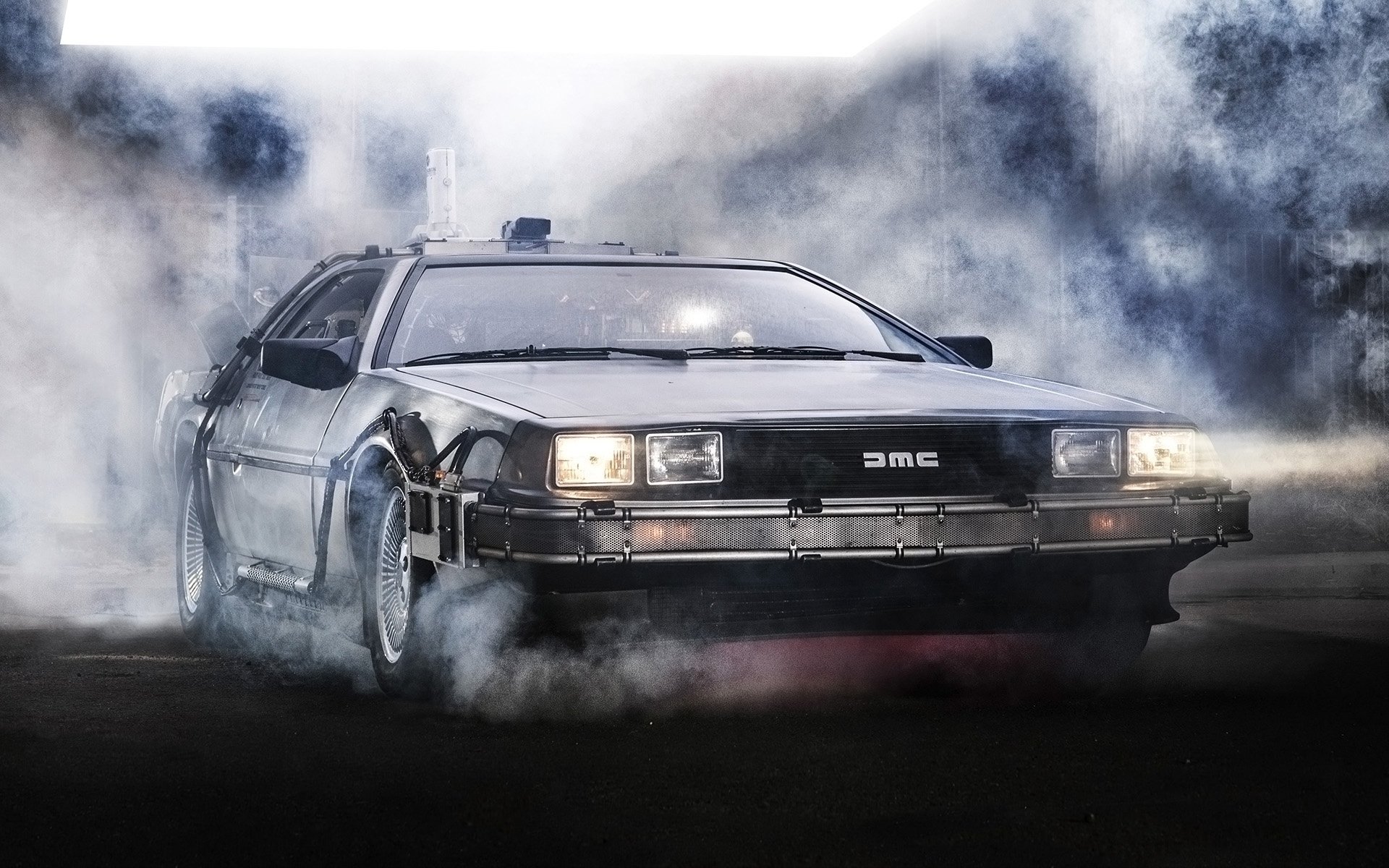 delorean dmc-12 назад в будущее машина времени делориан передок дым фары фон