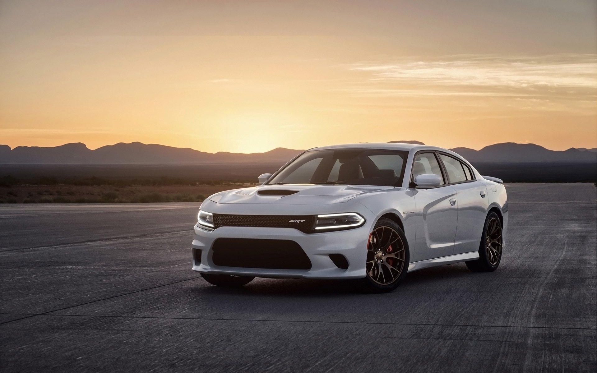 esquiver chargeur srt hellcat dodge charger avant montagnes arrière-plan