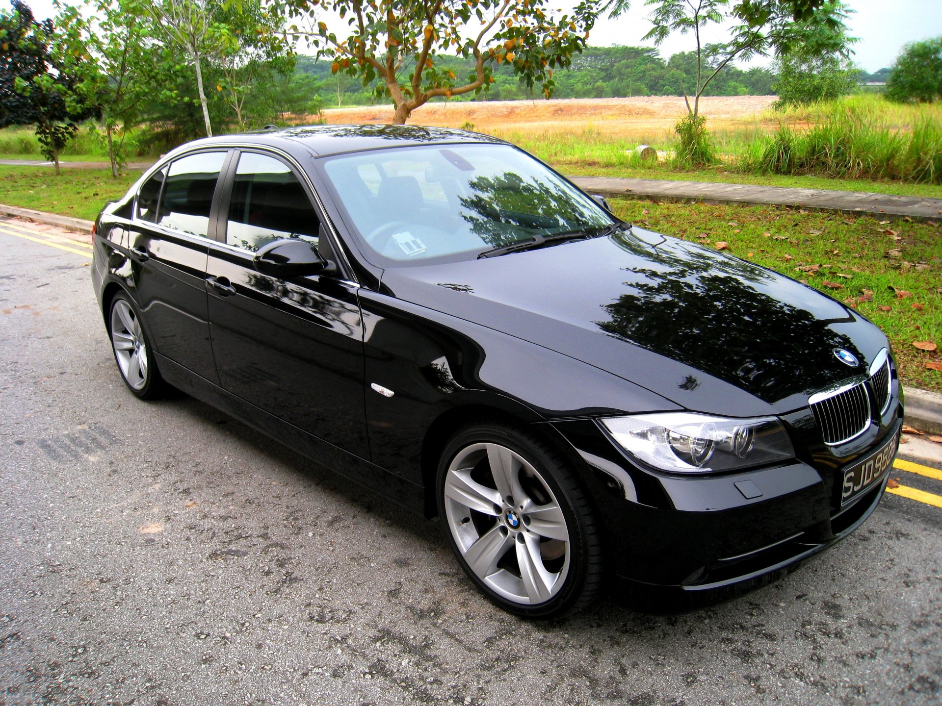 samochód bmw e90 330i sedan