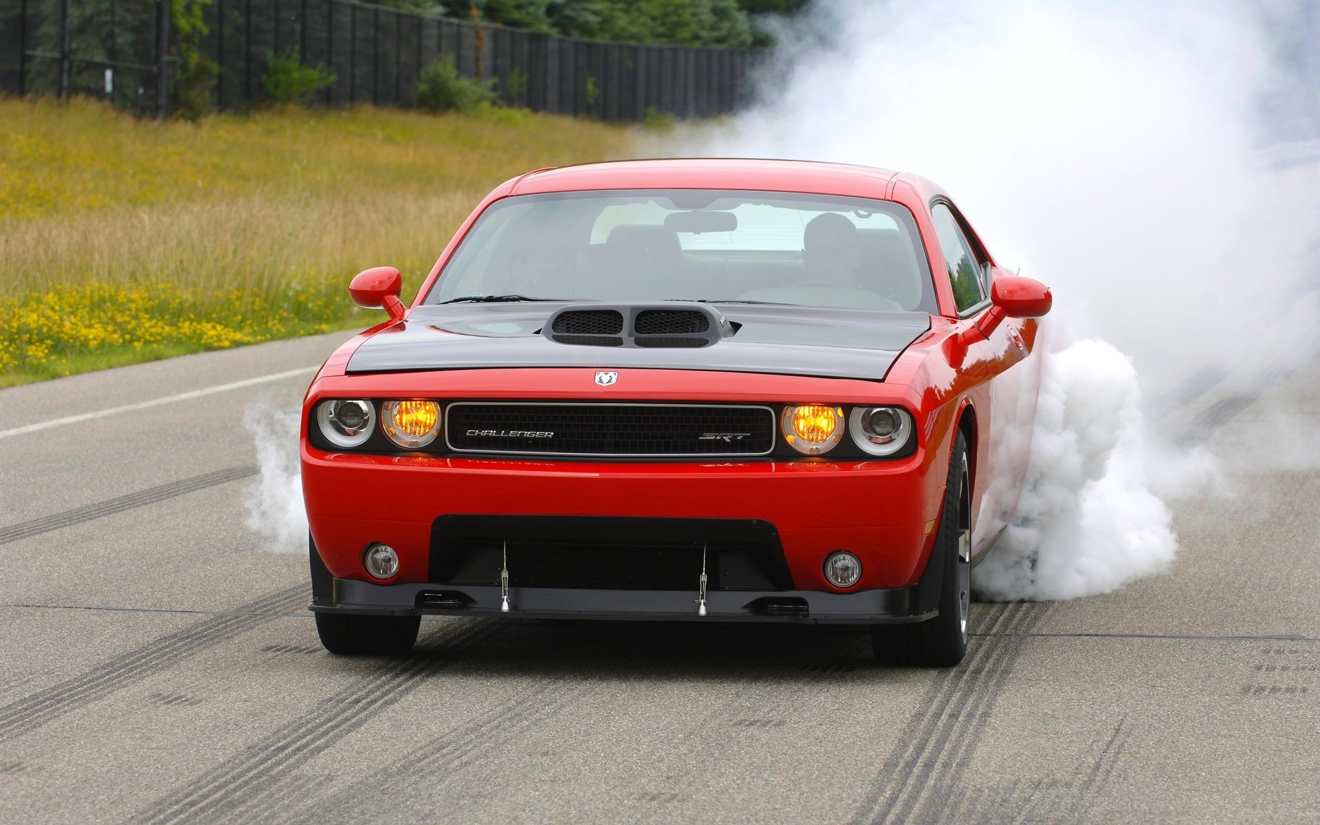 ausweichen challenger srt8 auto front scheinwerfer dodge rot rauch asphalt