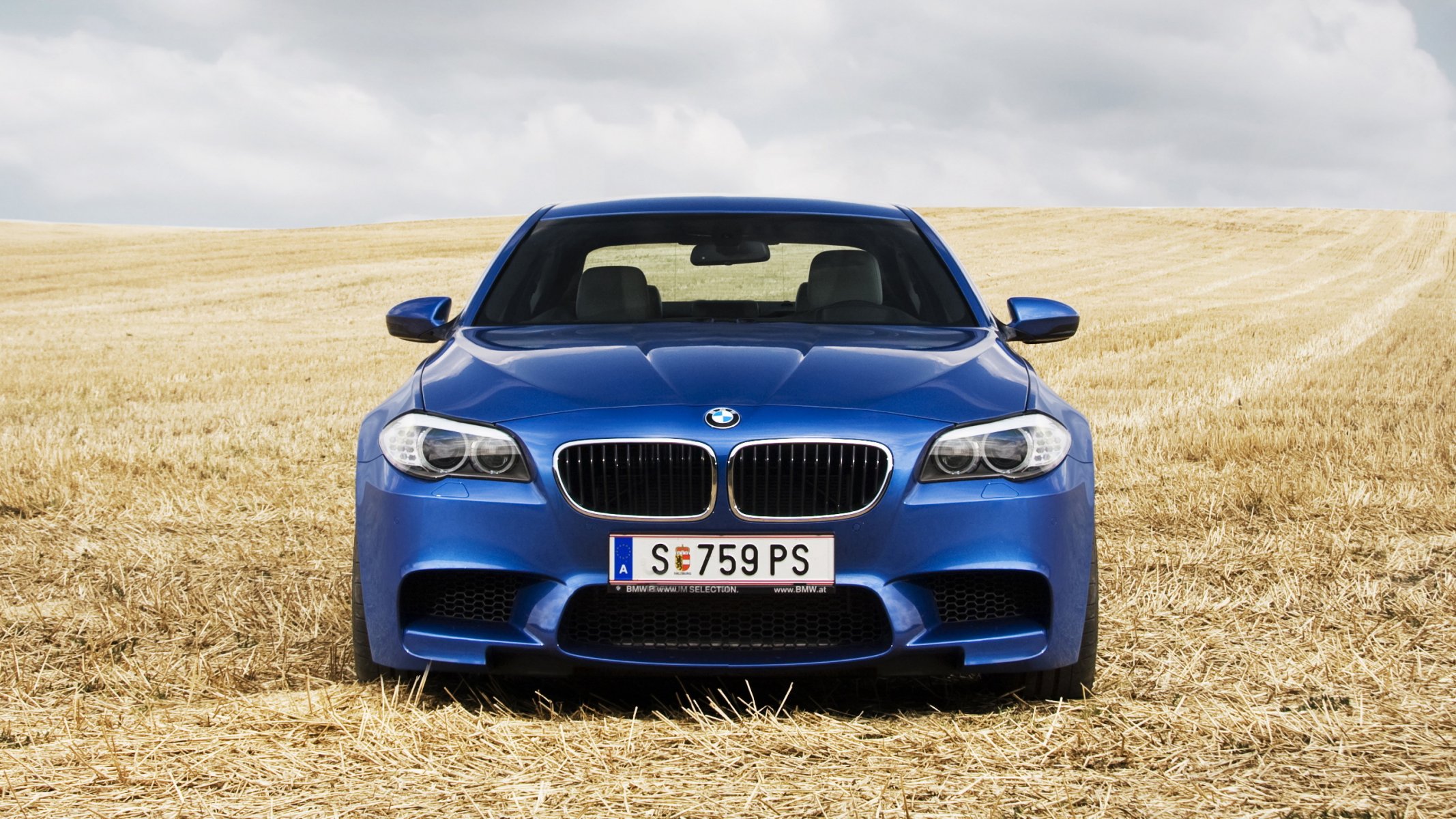 bmw m5 azul frente campo