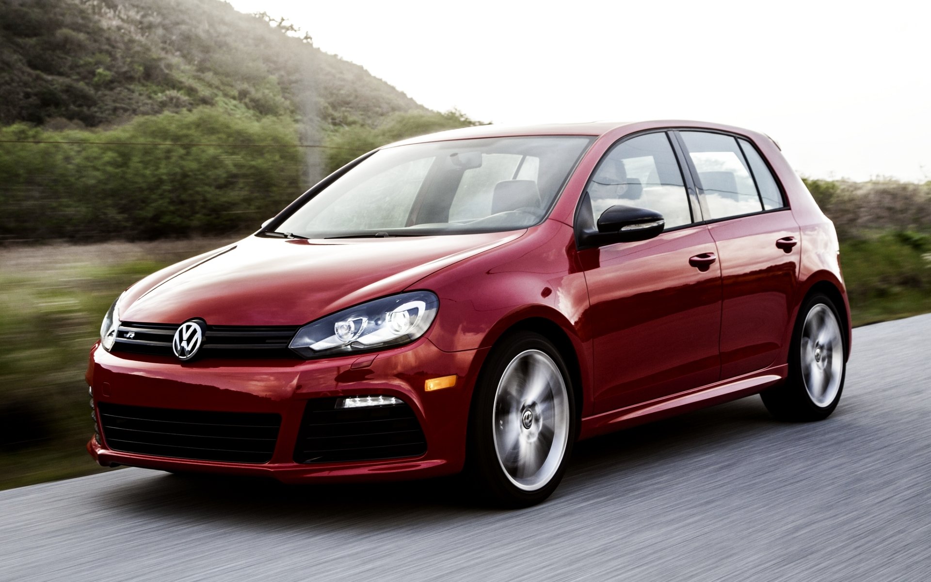 volkswagen golf r volkswagen golf r hatchback rojo frente carretera árboles