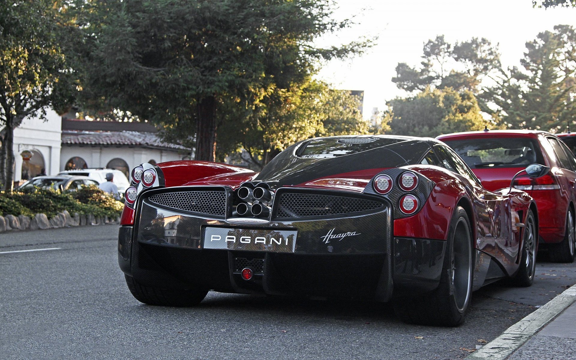 pagani huayra задок суперкар на улице пагани уайра