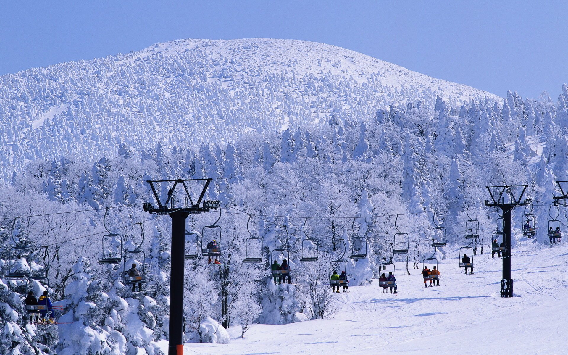 pasarela masiv de montaña estación de esquí nevado invierno personas