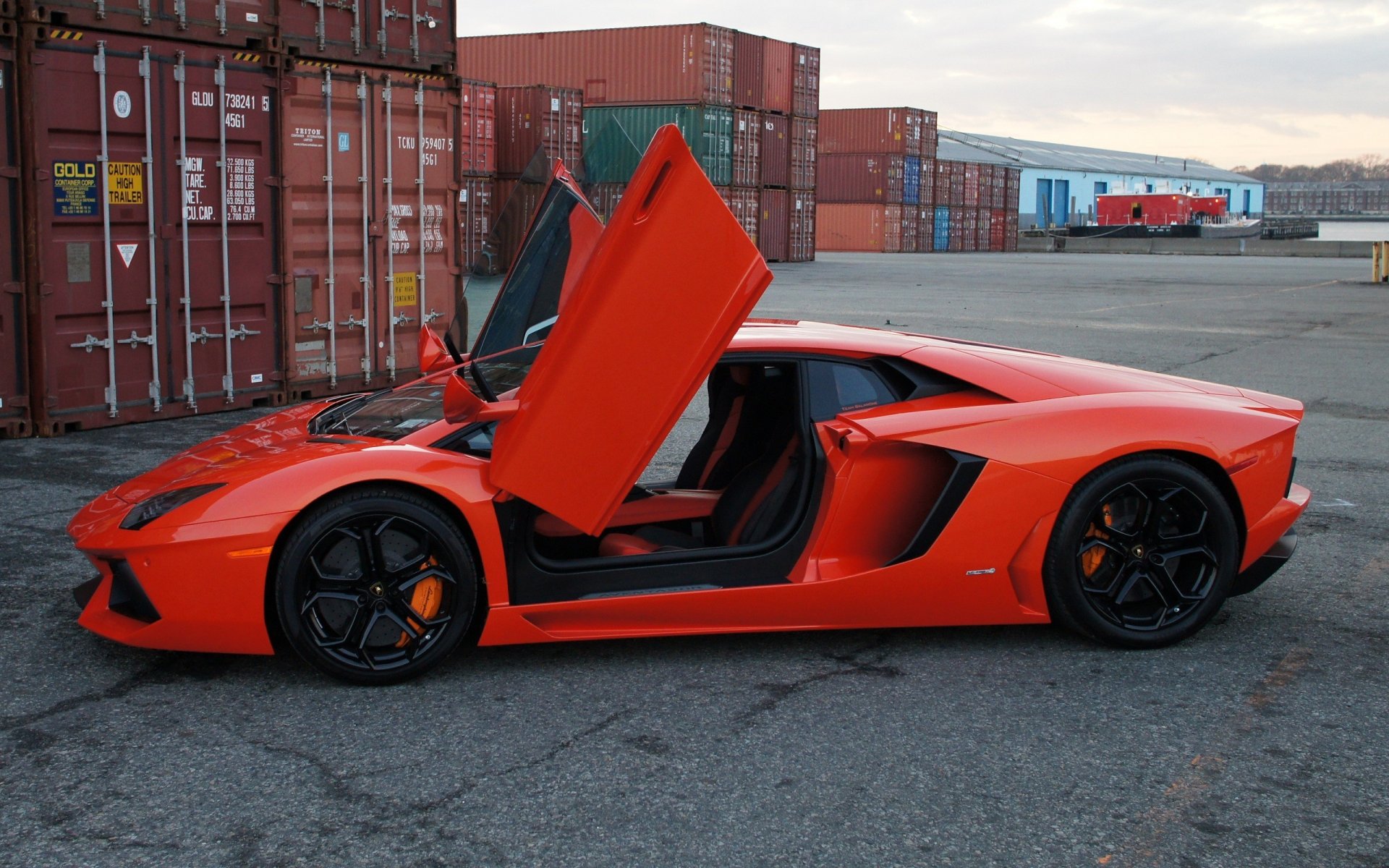 lamborghini aventador lp700-4 naranja lamborghini aventador vista lateral puertas guillotina contenedores