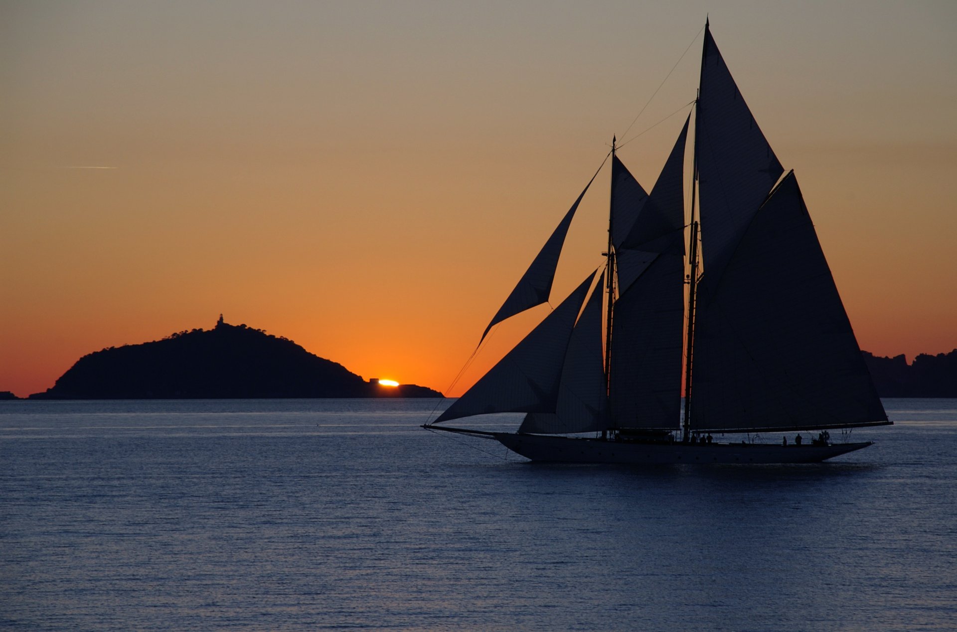 yacht voilier mer coucher de soleil montagne soirée paysage