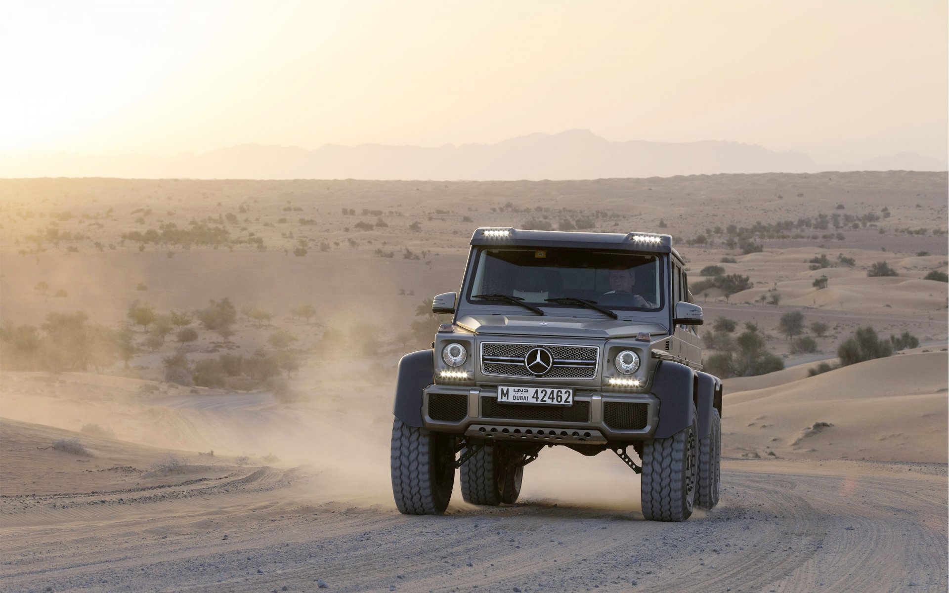 mercedes-benz g63 amg 6x6 suv wüste in bewegung front sand