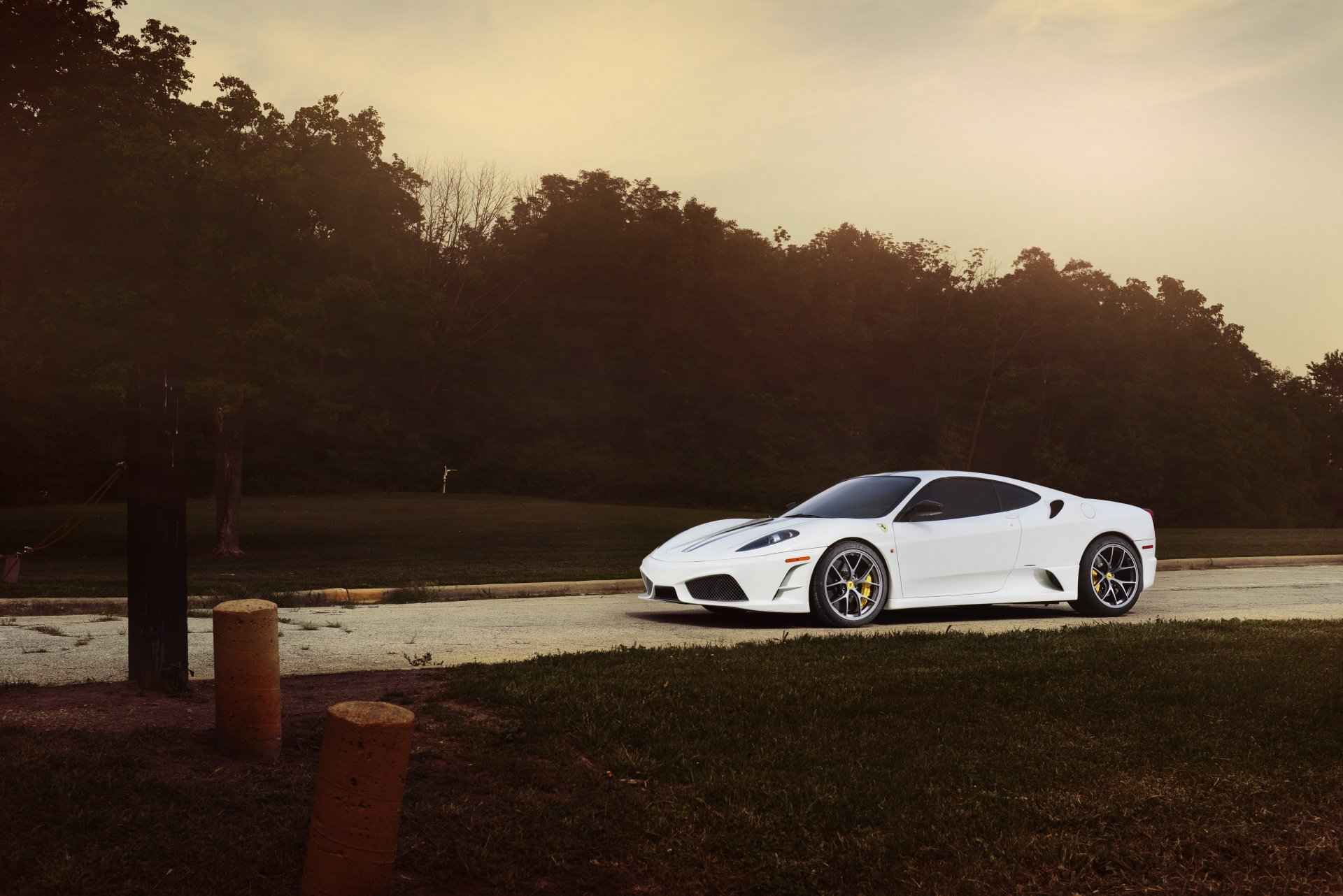 ferrari f430 scuderia blanc coucher de soleil ferrari f430 scuderia route arbres piliers corde ciel soirée