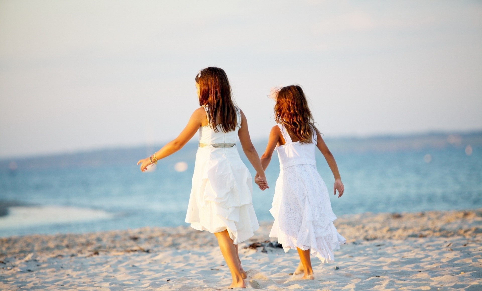 freundinnen strand stimmung kinder hintergrund sommer schwestern mädchen flusswelle meer verkleiden sich tapete sand