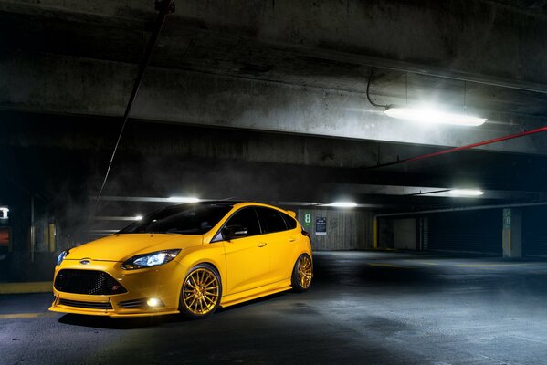 Amarillo Ford Focus en el estacionamiento