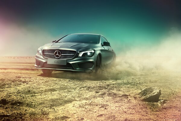 Dérapage d une Mercedes-Benz CLA argentée dans le désert