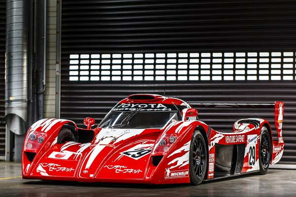 Coche de carreras rojo toyota gt