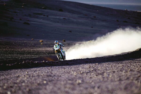 Motociclista senza paura e deserto formidabile