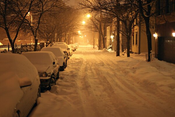 Neve e cumuli di neve sulla strada di New York