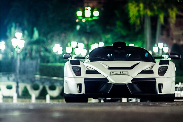 Ferrari bianca sullo sfondo della città di notte