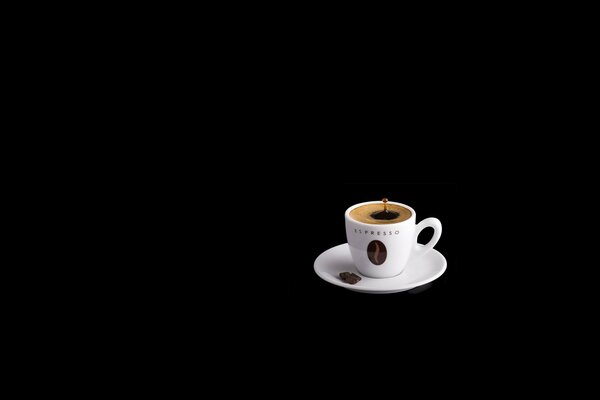 Tazza di caffè su sfondo nero