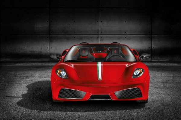 Czerwone Ferrari z włoską flagą na masce