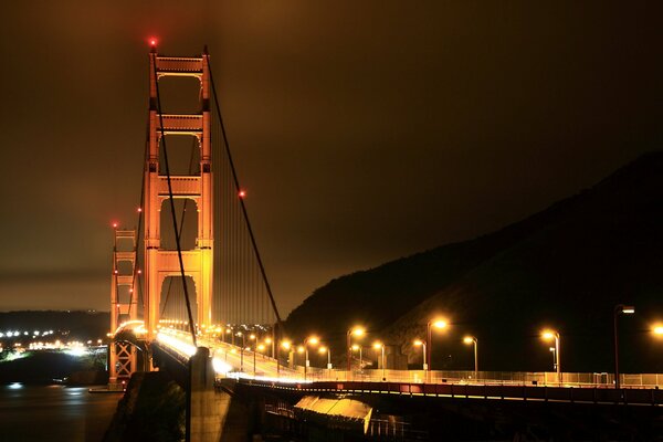 Most drogowy w świetle świateł nocą w USA
