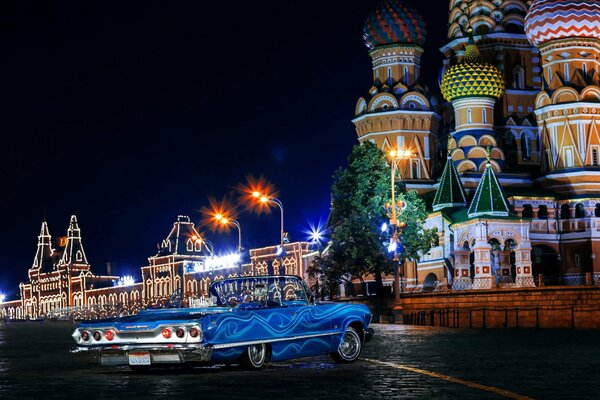 Niebieski Chevrolet Impala na tle katedry w Moskwie