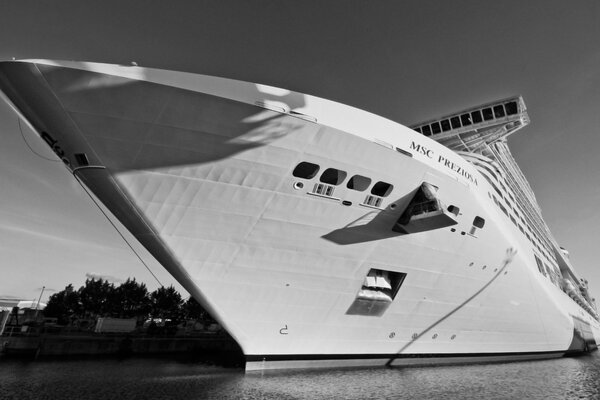 Der Kiel eines großen weißen Liner. Schwarz-Weiß-Foto