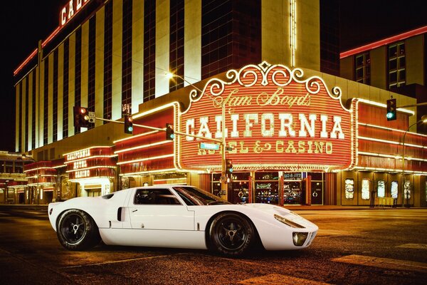 Voiture blanche sportive à Las Vegas