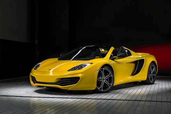 La McLaren MP4-12C gialla è una supercar da corsa veloce