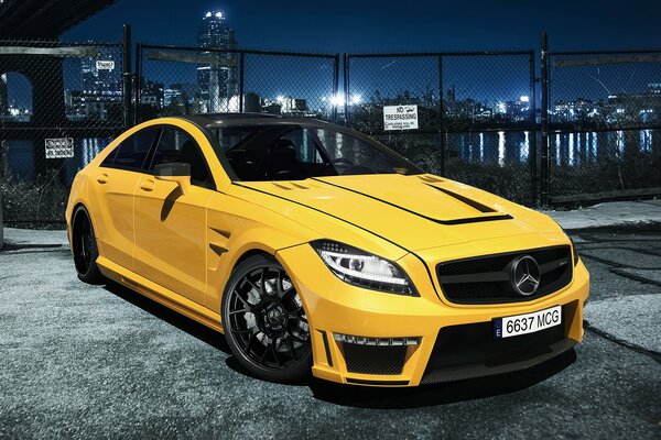 Voiture mercedes-Benz jaune