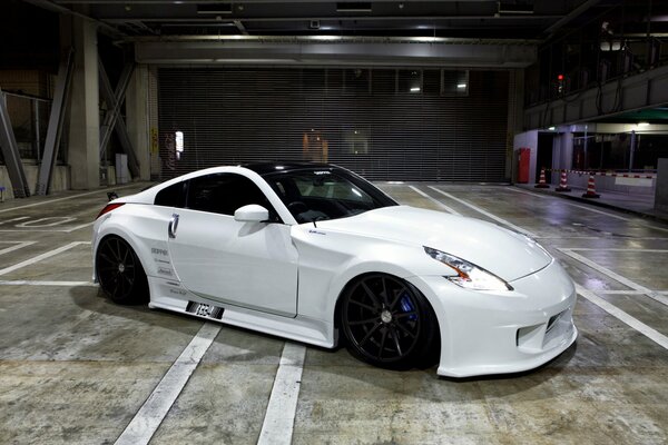 Automóvil deportivo nissan 370Z color blanco